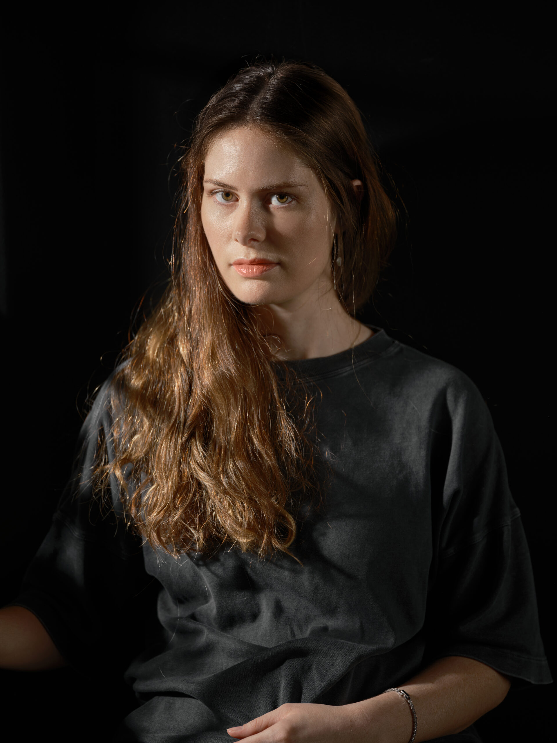 ציירת בסגנון אבסטרקטי